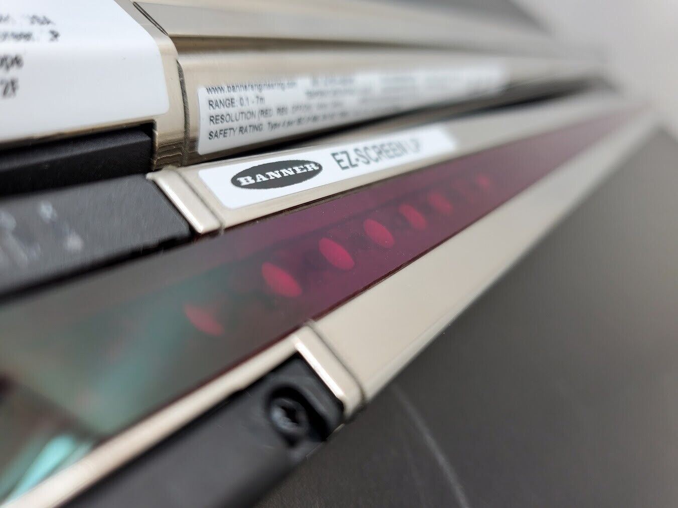 2x Banner SLPE14-690NP8 690mm Safety Light Curtain 69 Beam Emitter Receiver 7m