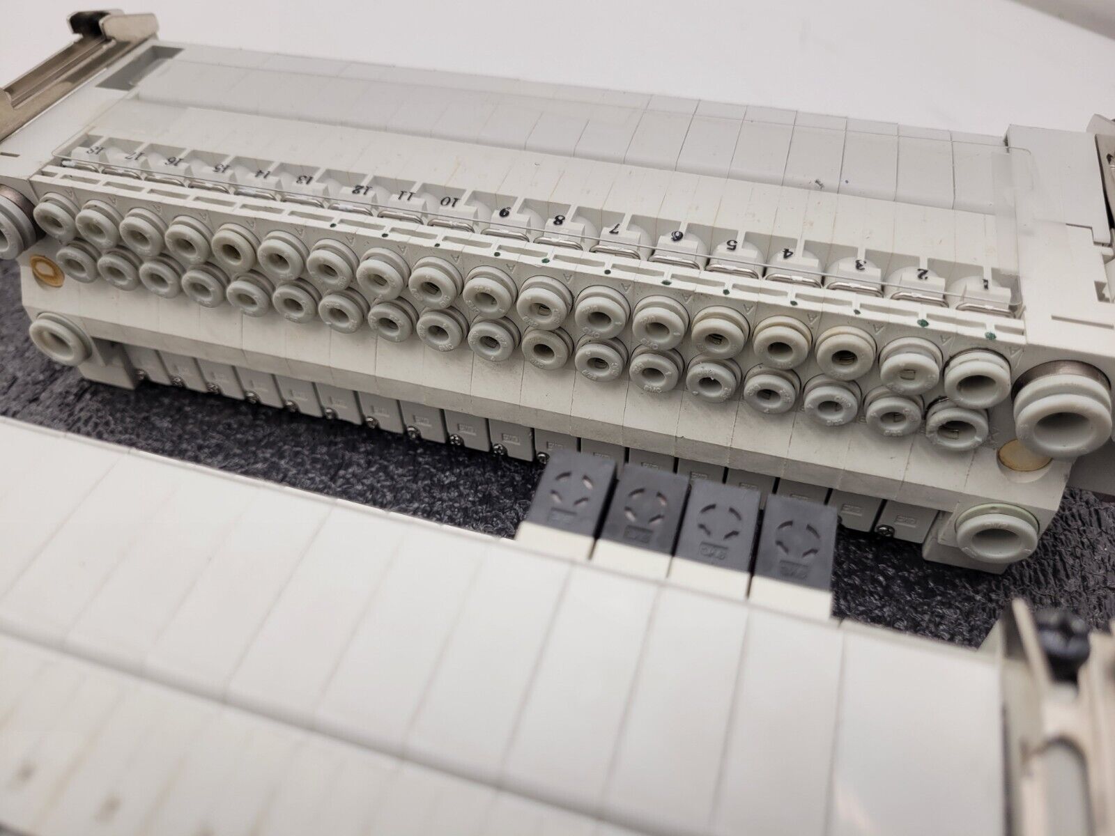 2x SMC Valve Block Solenoid Manifold VQ1200-5 VQ1100-5 24VDC 30 Valves Lot C