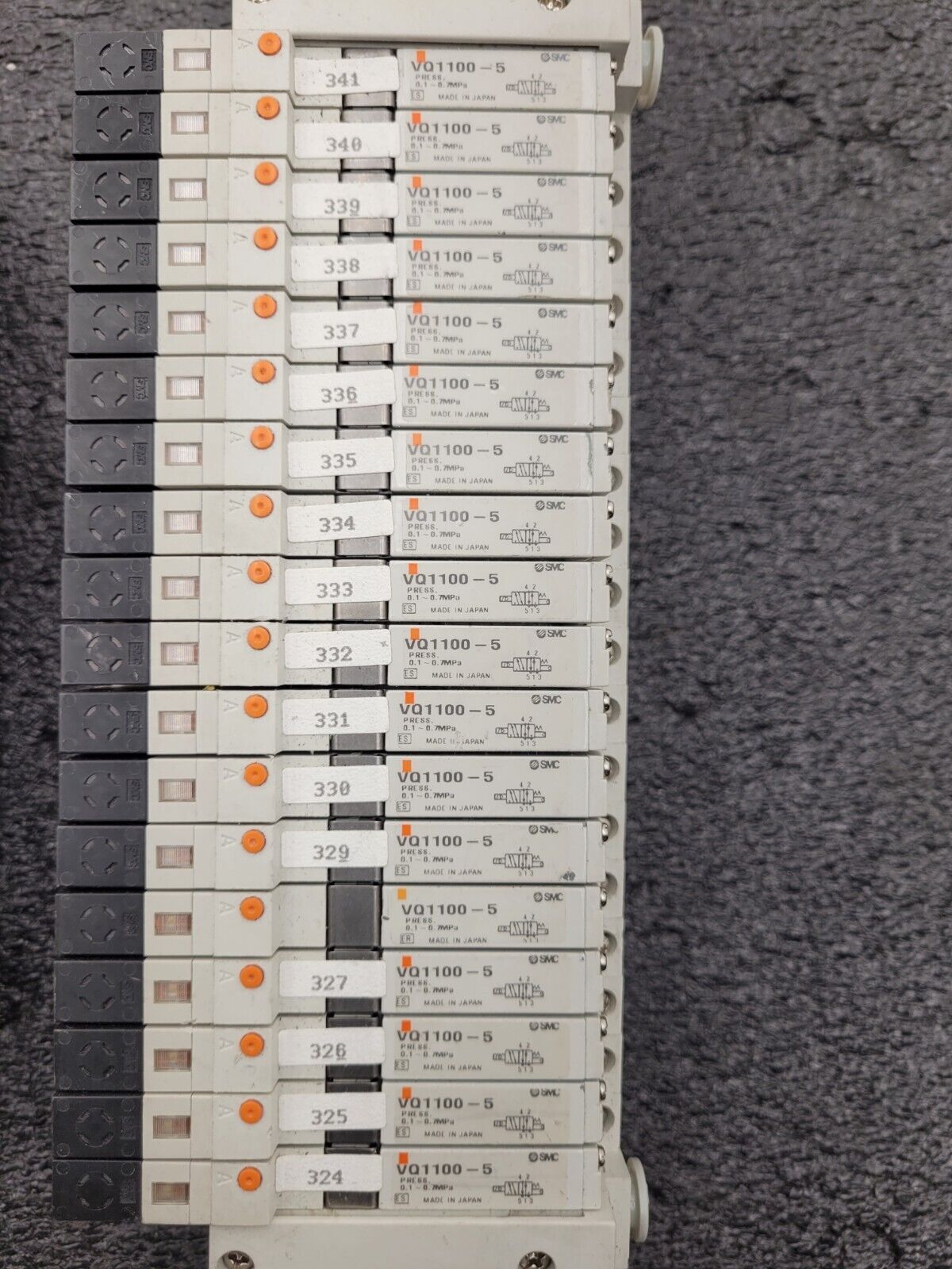 2x SMC Valve Block Solenoid Manifold VQ1200-5 VQ1100-5 24VDC 30 Valves Lot C