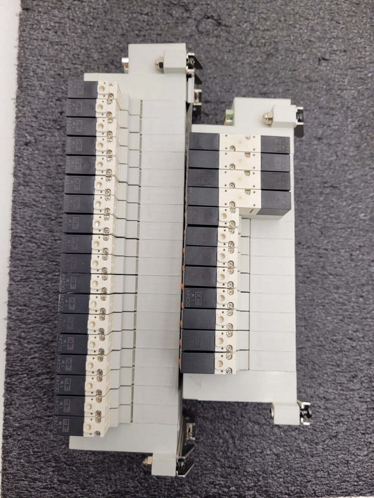 2x SMC Valve Block Solenoid Manifold VQ1200-5 VQ1100-5 24VDC 30 Valves Lot C