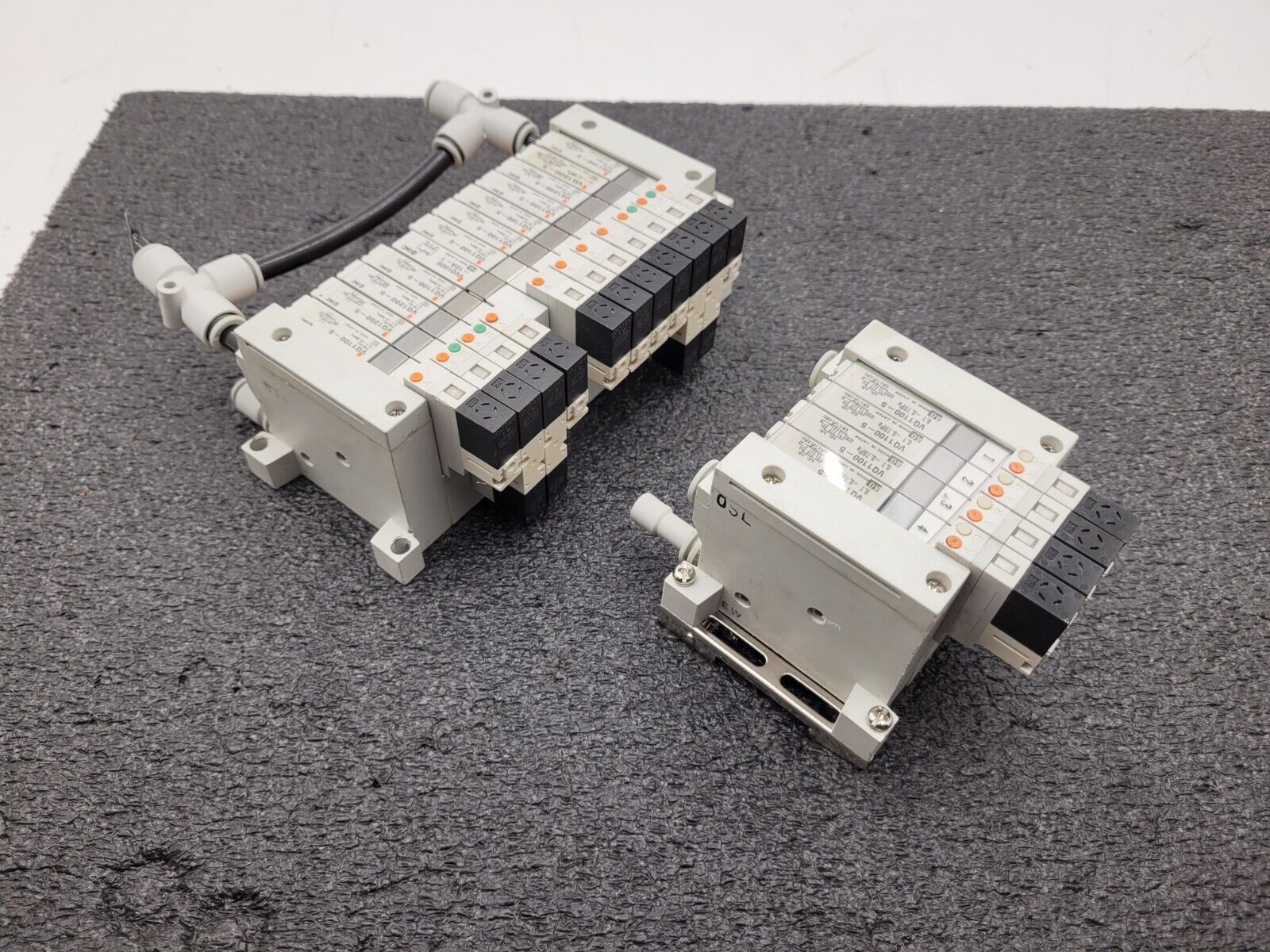 2x SMC Pneumatic Valve Block Solenoid Manifold 24VDC 16 Valves Total Lot F