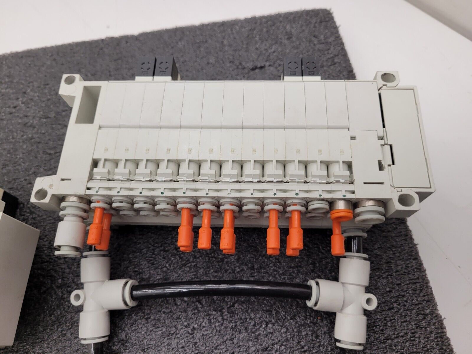 2x SMC Pneumatic Valve Block Solenoid Manifold 24VDC 16 Valves Total Lot F