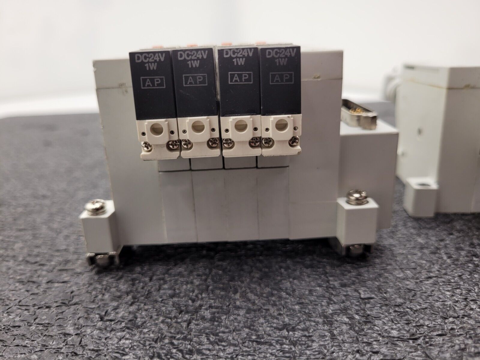 2x SMC Pneumatic Valve Block Solenoid Manifold 24VDC 16 Valves Total Lot F