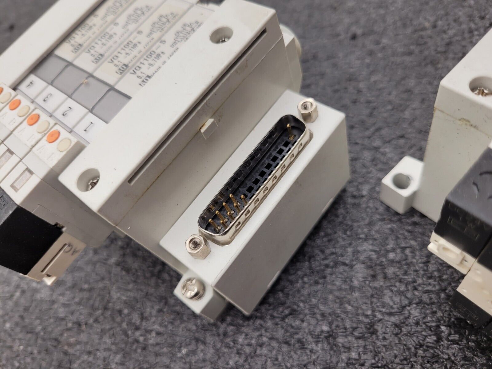 2x SMC Pneumatic Valve Block Solenoid Manifold 24VDC 16 Valves Total Lot F