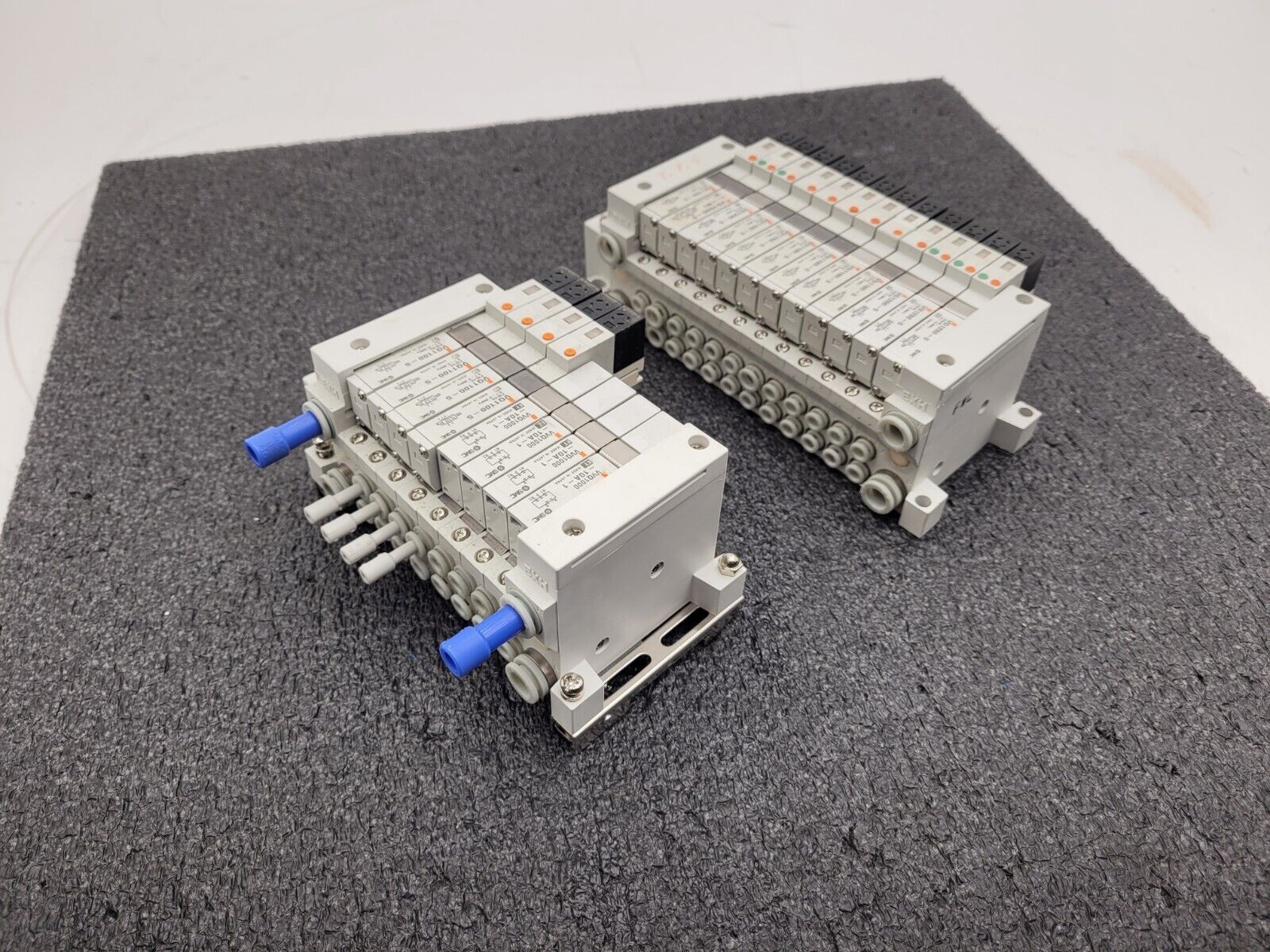 2x SMC Pneumatic Valve Block Solenoid Manifold 24VDC 20 Valves Total Lot G