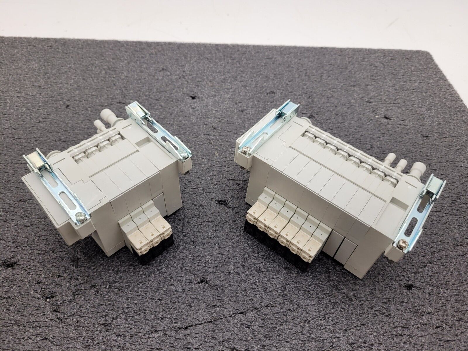 2x SMC Pneumatic Valve Block Solenoid Manifold 24VDC 12 Valves Total Lot E