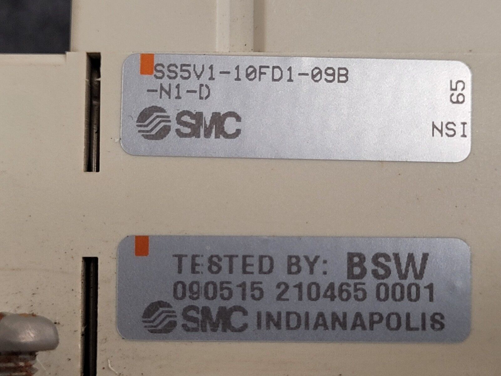 2x SMC Pneumatic Valve Block Lot w/19 valves SV1A00-5FU SV1100-5FU DIN Rail