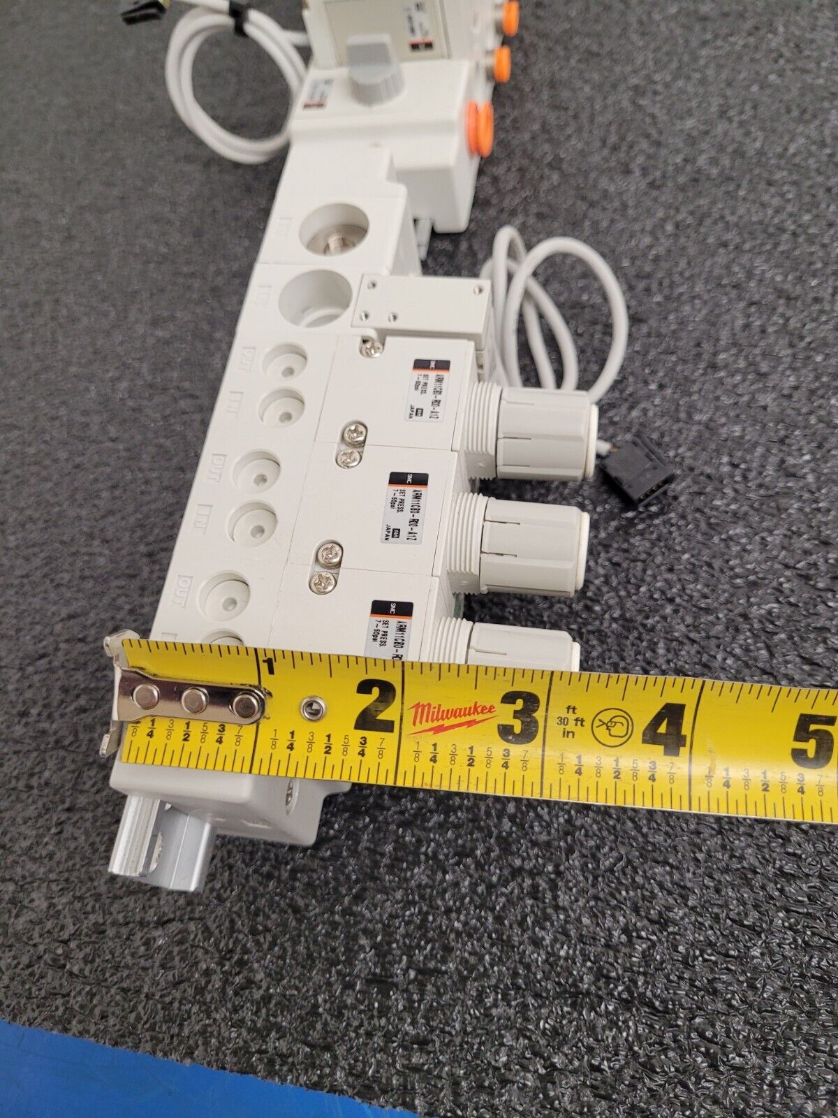 2x SMC DIN Rail Mount Pressure Regulator Blocks 6x regulators ARM11CB0-R00-A1Z