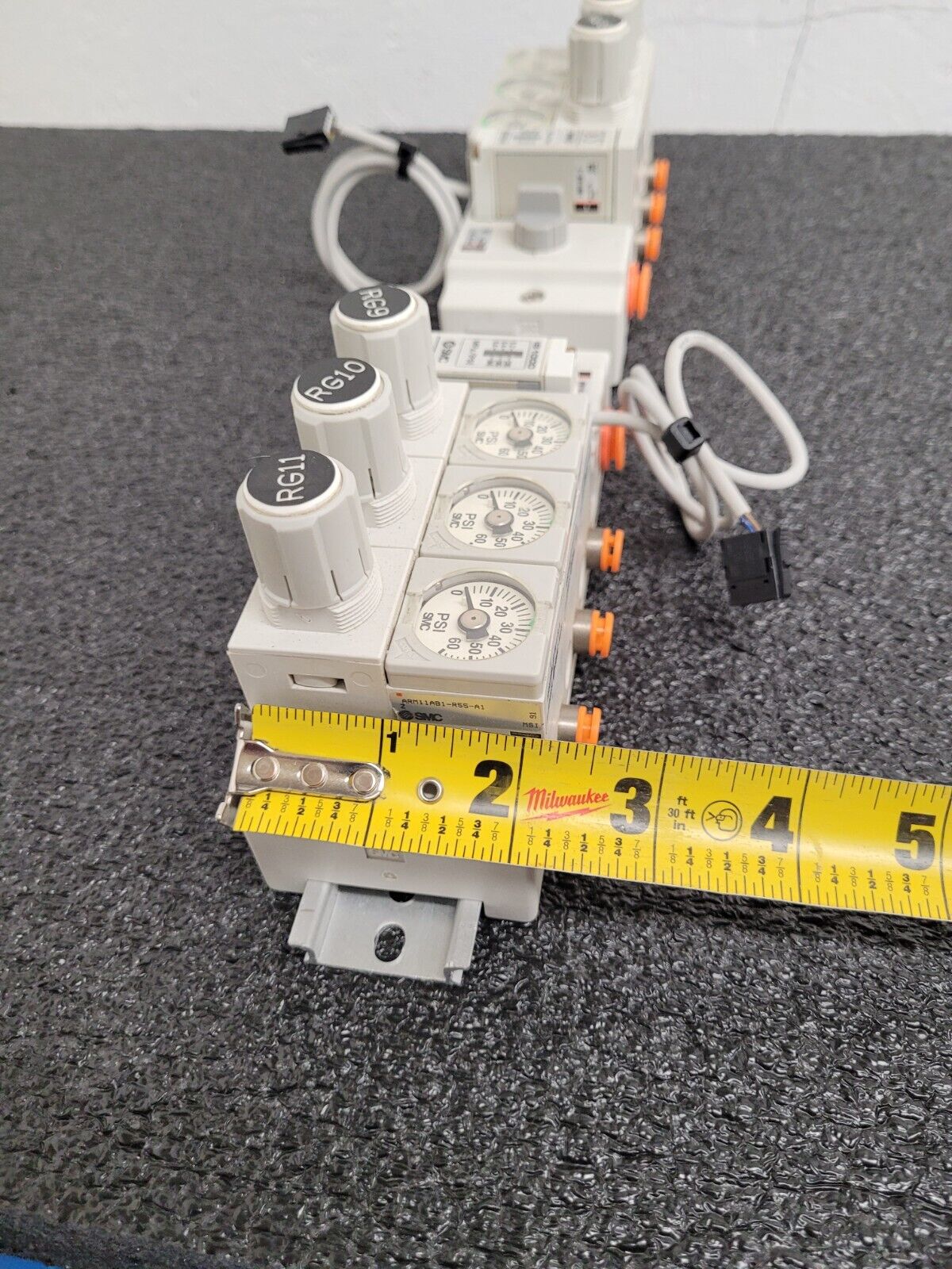 2x SMC DIN Rail Mount Pressure Regulator Blocks 6x regulators ARM11CB0-R00-A1Z