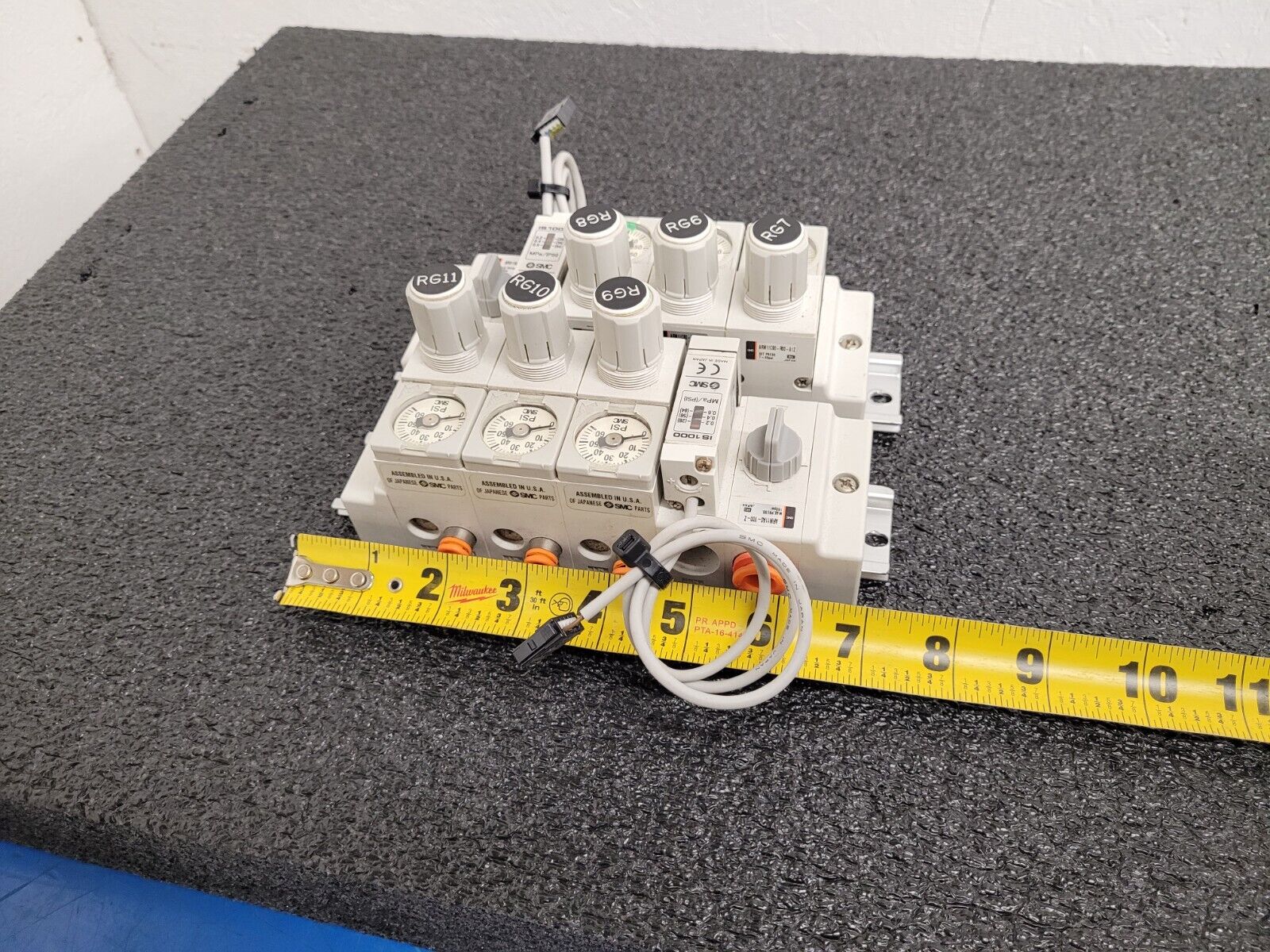 2x SMC DIN Rail Mount Pressure Regulator Blocks 6x regulators ARM11CB0-R00-A1Z