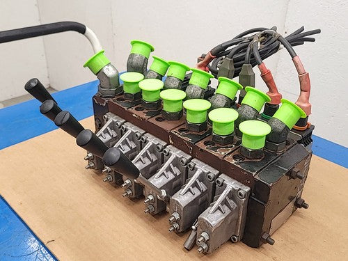 Danfoss PVG 32 Proportional Hydraulic Control Valve Bank w/ 6 Manual Levers V1