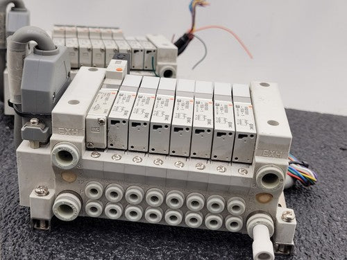 Lot of 4 SMC VQ1100-5  Solenoid Valve Blocks 24 Valves DIN Rail Mount DB25 Lot F