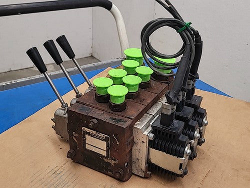 Danfoss 11166838 Hydraulic Stack Control 3 Valve Manifold w/ Manual Levers V4