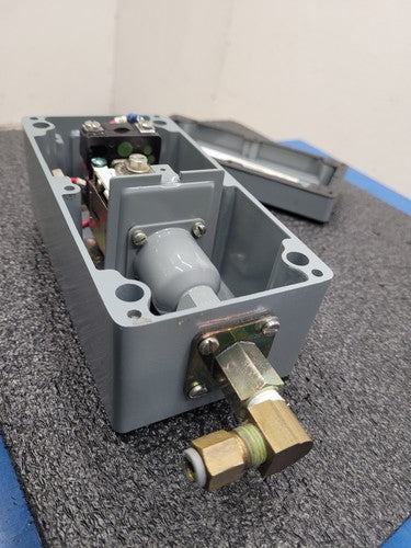 Allen Bradley 836-C7J Pressure Control Switch Bulletin 836 Series B Adjustable