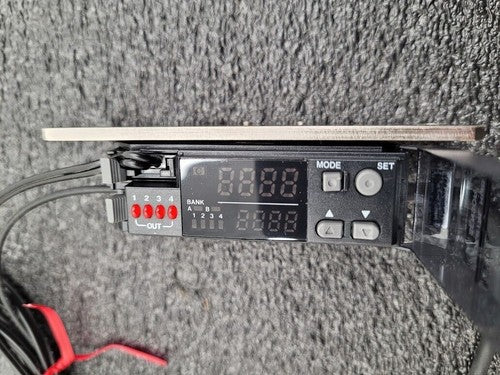 Keyence Digital RGB CZ-V21A w/ CZ-H37S Fiberoptic Reflective Sensor Head 11-20mm