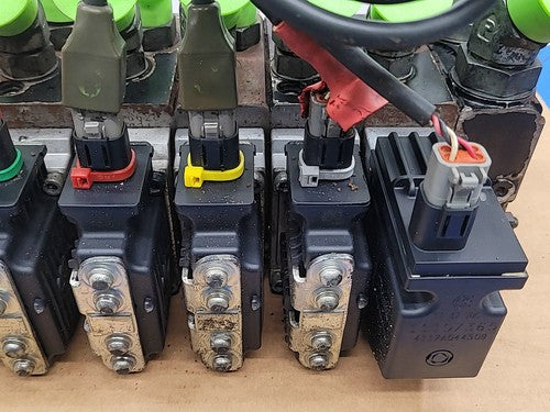 Danfoss PVG 32 Proportional Hydraulic Control Valve Bank w/ 6 Manual Levers V1