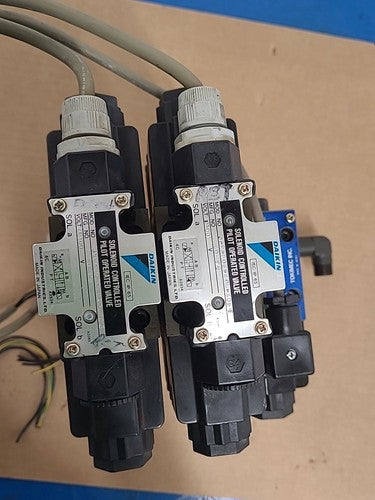 Tokimec Vickers DG4V-3-6B Daikin Hydraulic 3x Solenoid Valve Manifold Assembly