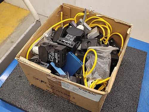 Schmersal AZ 15 ZV Industrial Safety Interlock Switch Lot Cables Brackets AZ15ZV