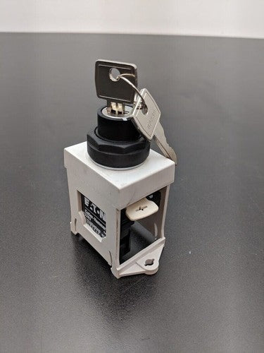 Eaton Cutler Hammer Machine Keyed Switch On Off 22mm E22B2 2 Keys