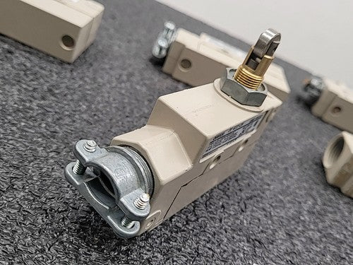 Omron ZE-Q22-2S Industrial Limit Switches 15A Roller Plunger Lot of 6