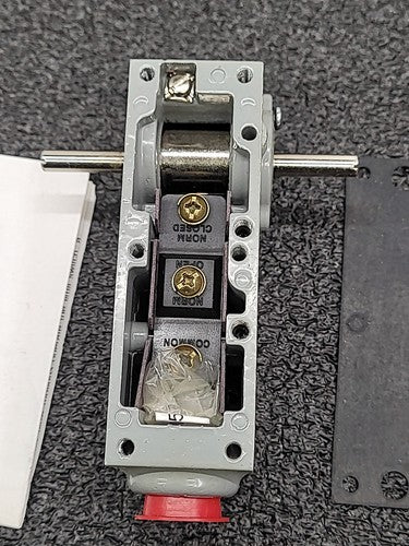 Namco EA150-30274 Snap-Lock Rotary Limit Switch 1NO/1NC Double Ended Shaft