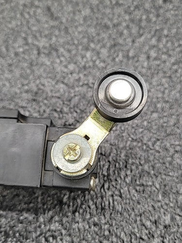 Lot 4 Limit Switches Schmersal TV10H Telemecanique XCKP Pizzato FF 4815 KDM