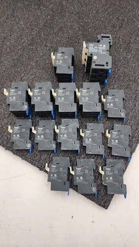 Schneider Electric DF101 DF103 DF143 Lot of 15 Fuse Holders w/ assorted fuses