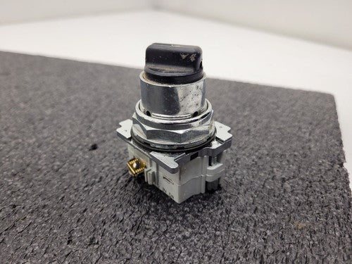 Lot of 19x Eaton Industrial On/Off Switch Lot EMO, Multipole 10250T Panel Mount