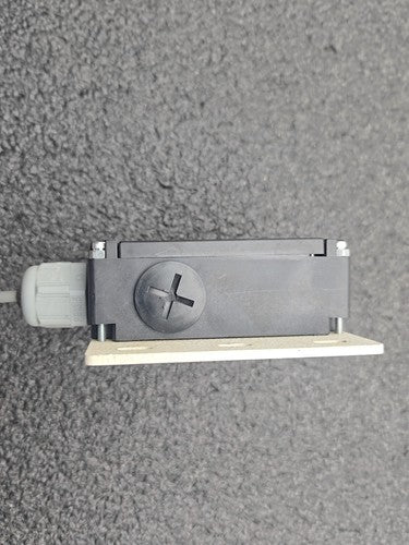 Omron D4NL-1CFA-B Guard Lock Safety Door Switch 24VDC Solenoid Release Lot of 2