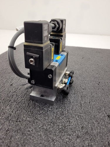 Festo Dual Pneumatic Valve Block MN1H-5/3G-D-1-C 159681  40-145 psi INPUT