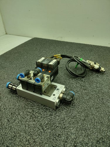 Lot of 2x SMC VZ3123-5MOZ-M5-Q and  2x VZ3123-5MOZ-M5 Pneumatic Valve Blocks