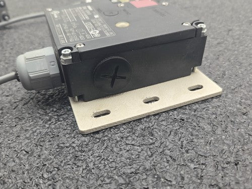 Omron D4NL-1CFA-B Guard Lock Safety Door Switch 24VDC Solenoid Release Lot of 2