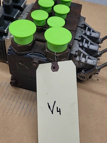 Danfoss 11166838 Hydraulic Stack Control 3 Valve Manifold w/ Manual Levers V4