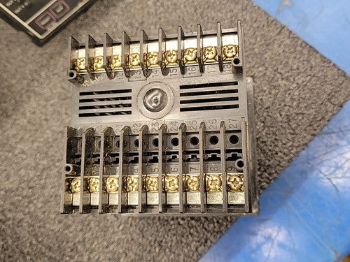 Chromalox 2104 Digital Temperature Process Controller Panel Mount Lot of 4