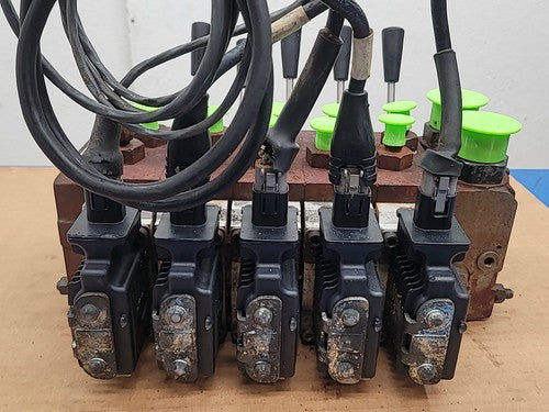 Danfoss Proportional Hydraulic Control 5 Valve Manifold Solenoid Manual Lever V2