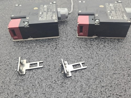 Omron D4NL-1CFA-B Guard Lock Safety Door Switch 24VDC Solenoid Release Lot of 2