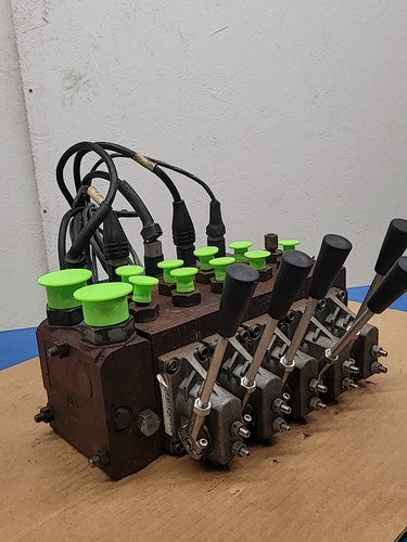 Danfoss Proportional Hydraulic Control 5 Valve Manifold Solenoid Manual Lever V2