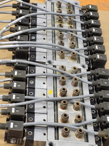 Lot of 13x AAA Products Air Gas Solenoid 12V Valve Manifold EBSS2Q 150PSI 26 Out