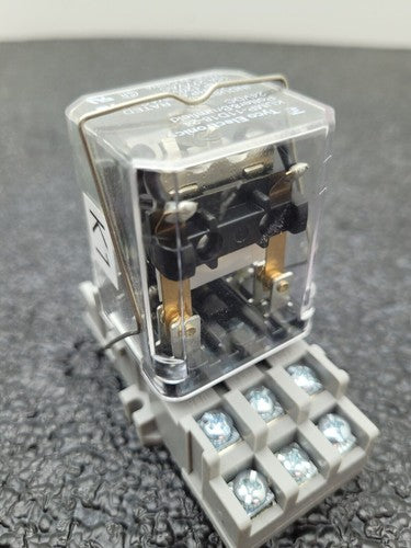 Tyco Potter & Brumfield KUMP-11D18-24 1/3HP 120VAC 15A 277VAC Relay + Base 24VDC