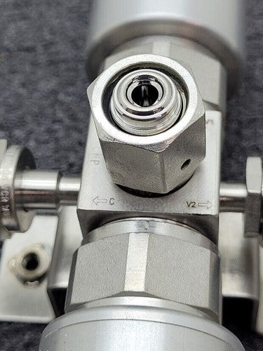 Swagelok Pneumatic Diaphragm Multi Valve Manifold 6LVV-P1D212P1-AB 1/4 M/F VCR