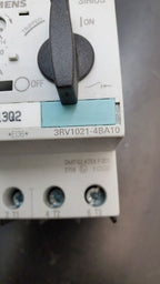 SIEMENS SIRIUS 3RV1021-4BA10 Circuit Breaker w/ 3RV1901-1A Auxiliary Contact