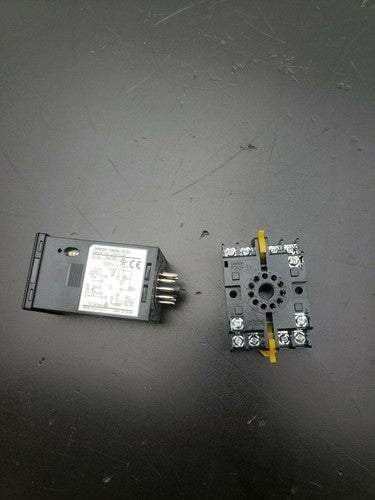 Omron E5CN-Q2TDU Temperature Controller With Omron P2CF-11 Din Mount