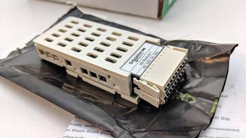 Schneider Electric Servo Drive I/O Module Lexium 32 VW3M3302 4DI 2DQ 2AI 2AQ