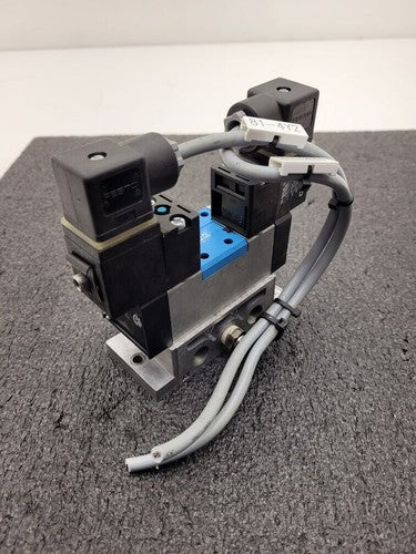 Festo Dual Pneumatic Valve Block MN1H-5/3G-D-1-C 159681  40-145 psi INPUT