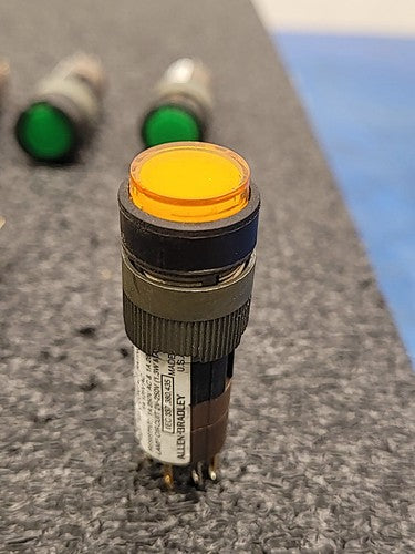 Allen Bradley 800A-M2AG24 Momentary Pushbutton Switch Industrial Lot Of Switches