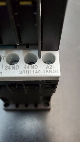SIEMENS SIRIUS 3RH1140-1BB40 Contactor E05 w/ 3RH1911-1GA31 Auxiliary Contact