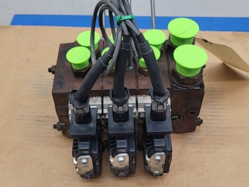 Danfoss 11166838 Hydraulic Stack Control 3 Valve Manifold w/ Manual Levers V4