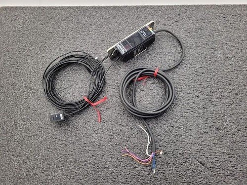 Keyence Digital RGB CZ-V21A w/ CZ-H37S Fiberoptic Reflective Sensor Head 11-20mm