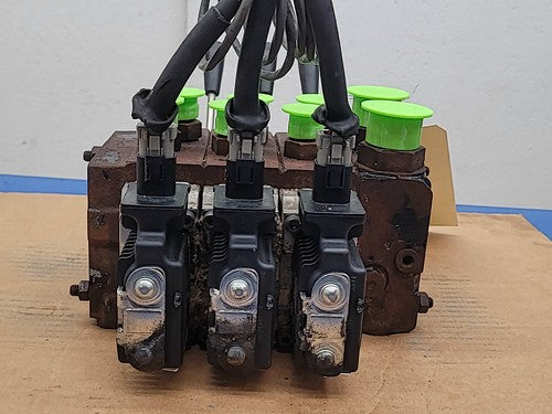 Danfoss 11166838 Hydraulic Stack Control 3 Valve Manifold w/ Manual Levers V4