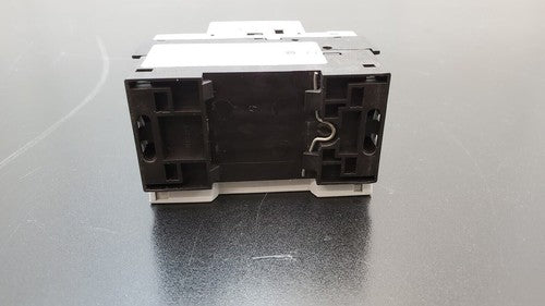 SIEMENS SIRIUS 3RV1021-1CA10 Circuit Breaker w/ 3RV1901-1A Auxiliary Contact